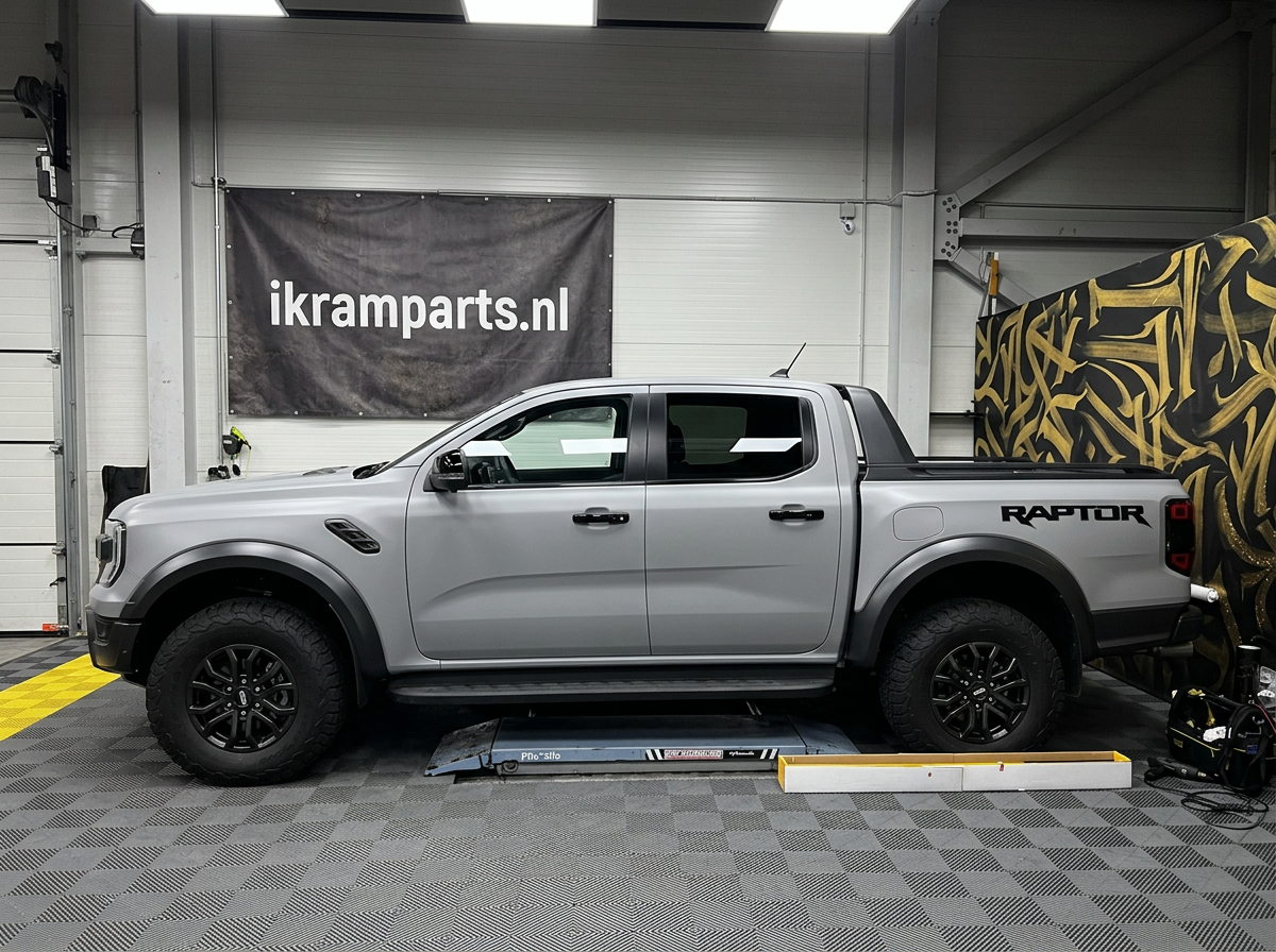 Werkplaats Ikram Parts in Hellevoetsluis met Ford Ranger Raptor in Nardo Grey